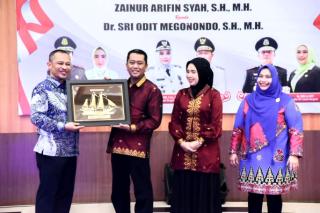 Pisah Sambut Kepala Kejaksaan Negeri, Bupati Kasmarni Ucapkan Selamat Bertugas 