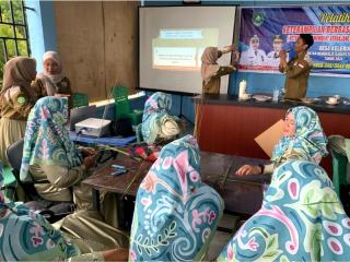 Tim Penggerak PKK Desa Kelebuk Bersama Mahasiswa KKN Gelar Pelatihan Keterampilan Berbasis Lokal 