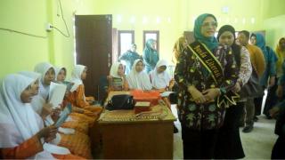 Kunjungan Bunda Literasi ke Perpustakaan Desa Pulau Palas
