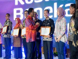  Pemda Kampar Terima Penghargaan Apresiasi Insan Keselamatan Jalan dari Menteri Perhubungan RI  