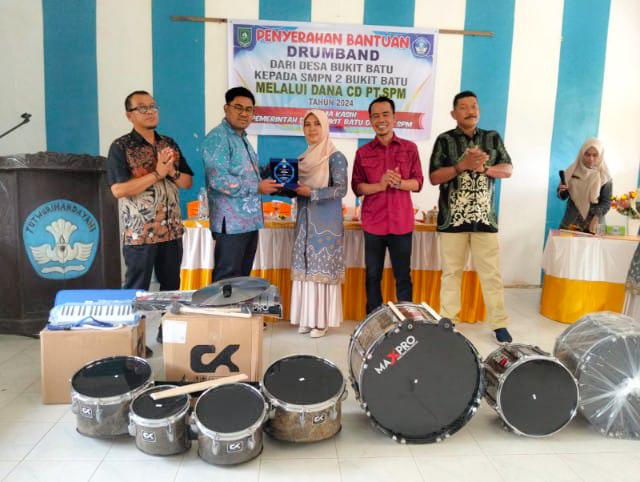 Pemdes Bukit Batu Salurkan Alat Drum Band Kepada SMPN 2
