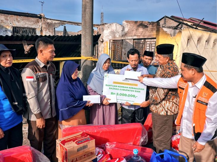 Bupati Siak Beri Bantuan Korban Kebakaran di Perawang