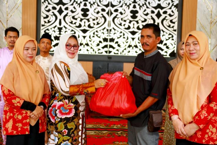 Peringati HUT Ke 25 DWP Siak Salurkan 70 Paket Sembako Kepada Tenaga Kerja Siak 