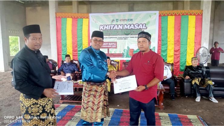 Koperasi Tani Hutan Tuah Sekato Gelar Khitanan Massal dan Serahkan Bansos Rp120 Juta