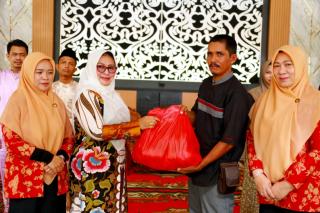 Peringati HUT Ke 25 DWP Siak Salurkan 70 Paket Sembako Kepada Tenaga Kerja Siak 