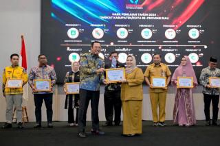 Bupati Kasmarni Terima Penghargaan Kepatuhan Pelayanan Publik Tahun 2024 Dari Ombudsman RI