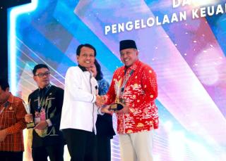 Bupati Siak Terima Anugerah Realisasi Peningkatan PAD Tertinggi Dari Mendagri 