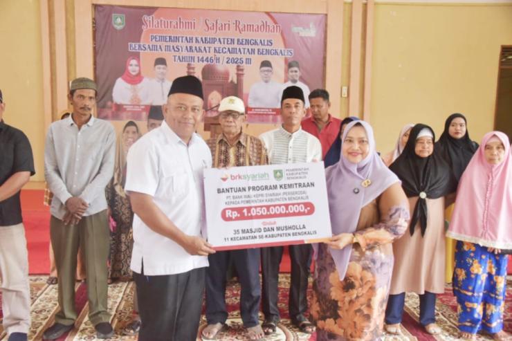 Safari Ramadhan Perdana, Bupati Kasmarni Serahkan Bantuan Kepada Masyarakat Bengkalis