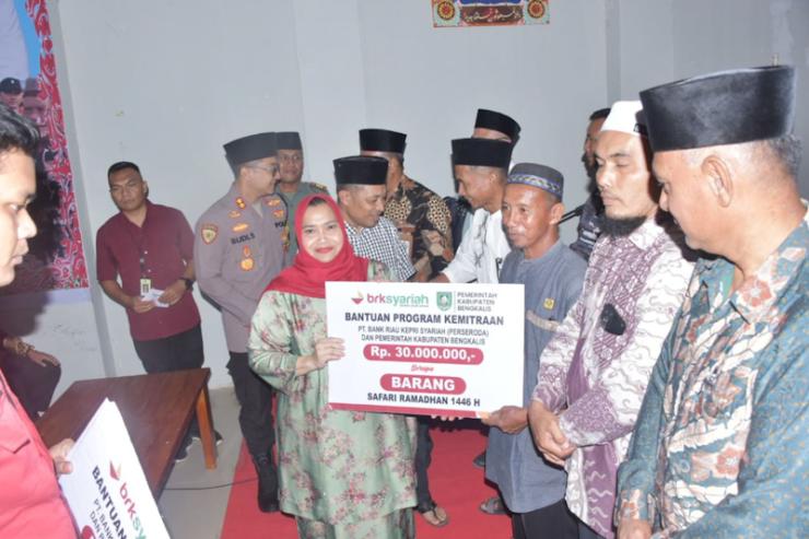Bupati Bengkalis Kasmarni salurkan bantuan untuk masyarakat Kecamatan Pinggir