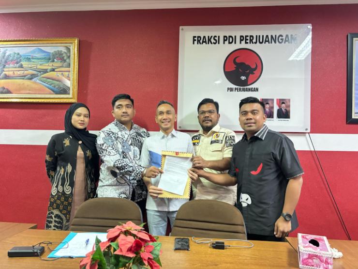Dua Honorer Dinas Pemberdayaan Perempuan dan Perlindungan Anak Pekanbaru Mengadu ke Fraksi PDI Perjuangan