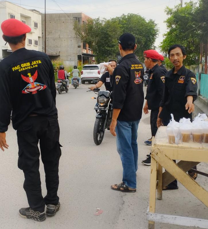 PAC GRIB Jaya Senapelan Berbagi Takjil Gratis