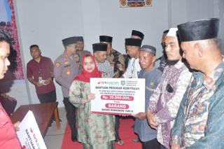 Bupati Bengkalis Kasmarni salurkan bantuan untuk masyarakat Kecamatan Pinggir
