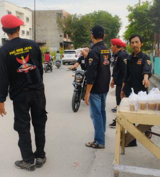 PAC GRIB Jaya Senapelan Berbagi Takjil Gratis