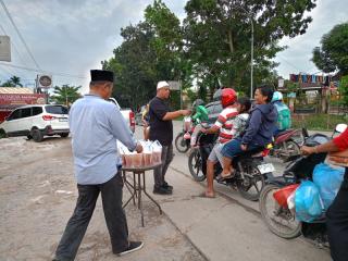 Buka Bersama NXR DURI, Bagikan 1000 Cup Teh Es Pada Pengguna Jalan