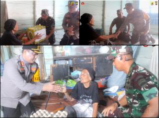 Sinergi TNI-Polri: Dandim dan Kapolres Rohil Berbagi Sembako untuk Janda Veteran Kurang Mampu Jelang Idul Fitri 1446 H