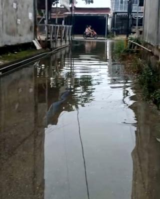 Tak Ada Hujan Tapi Genangan Air selalu Ada saat Menuju Kantor 4 Media 