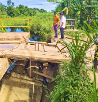 Pemkab Rohil Lakukan Penanganan Darurat Runtuhnya Abutment Jembatan Jalan Penghulu Annas Makmun Bangko Pusako