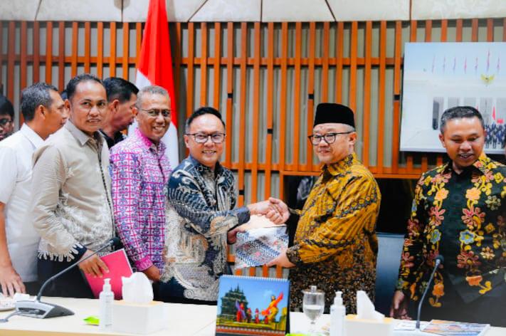 Bupati Bengkalis Serahkan Dokumen Usulan Peningkatan Pendidikan kepada Menteri Pendidikan Dasar dan Menengah Republik Indonesia