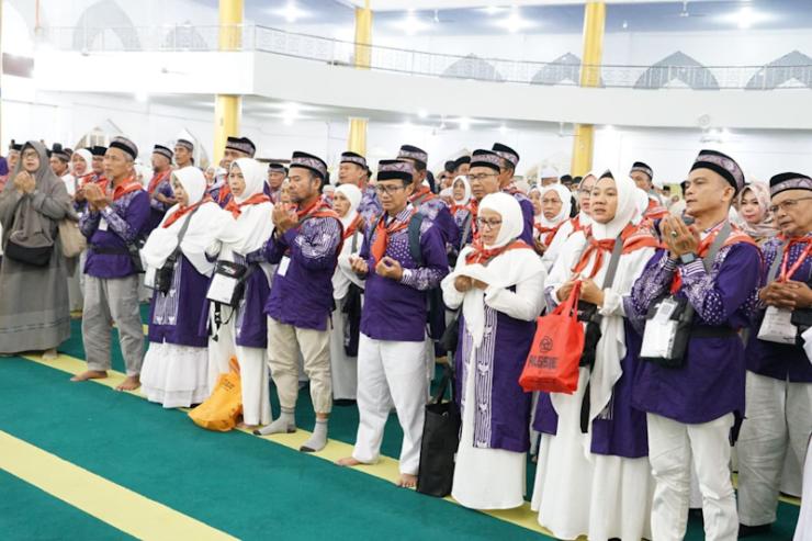 Bupati Bengkalis Lepas Keberangkatan 167 JCH Kloter 12 Menuju Embarkasi Haji Batam