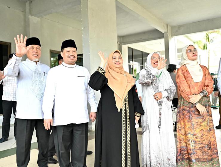 Bupati Kasmarni Lepas JCH Kabupaten Bengkalis Kloter 12 Dari Embarkasi Haji Batam Menuju Madinah