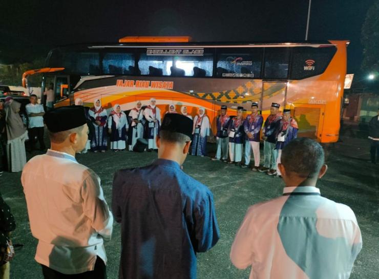 Bupati Bengkalis Kasmarni Lepas Keberangkatan 21 JCH Kloter 15 menuju Embarkasi Haji Batam