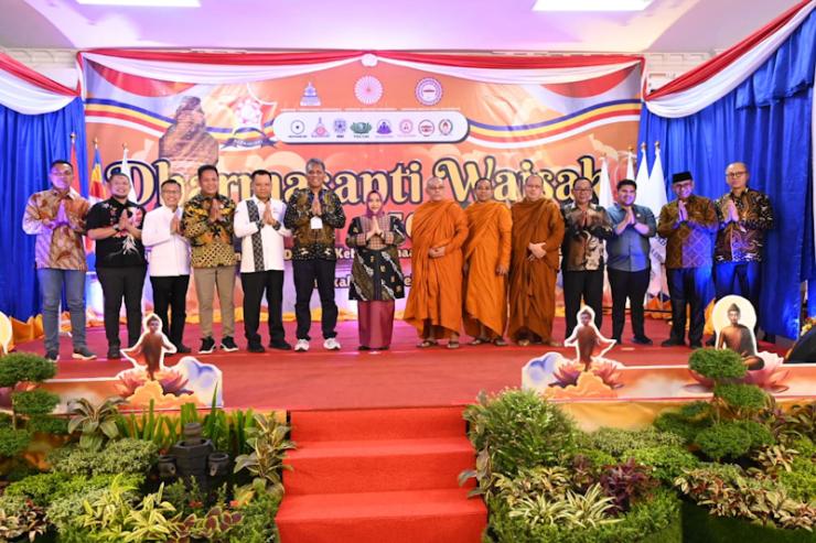 Bupati Kasmarni Ajak Umat Buddha Perkuat Perdamaian, Toleransi dan Spiritualitas