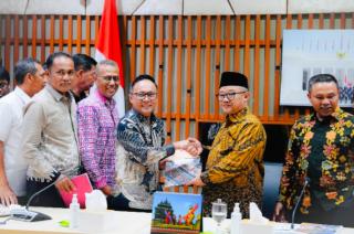 Bupati Bengkalis Serahkan Dokumen Usulan Peningkatan Pendidikan kepada Menteri Pendidikan Dasar dan Menengah Republik Indonesia