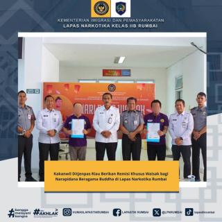 Kakanwil Ditjenpas Riau Berikan Remisi Khusus Waisak bagi Narapidana Beragama Buddha di Lapas Narkotika Rumbai 