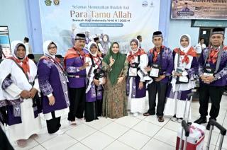 Bupati Bengkalis Lepas Keberangkatan JCH Kabupaten Bengkalis Kloter 13 Embarkasi Batam