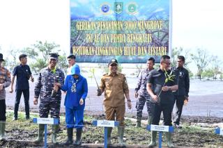 Dampingi Danlanal Dumai Menanam Mangrove, Wabup : Langkah Kongkret Menjaga Lingkungan