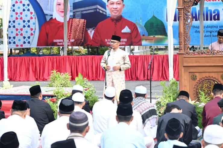 Laksanakan Sholat Bersama Masyarakat, Wabup Ajak Dukung Program Pembangunan