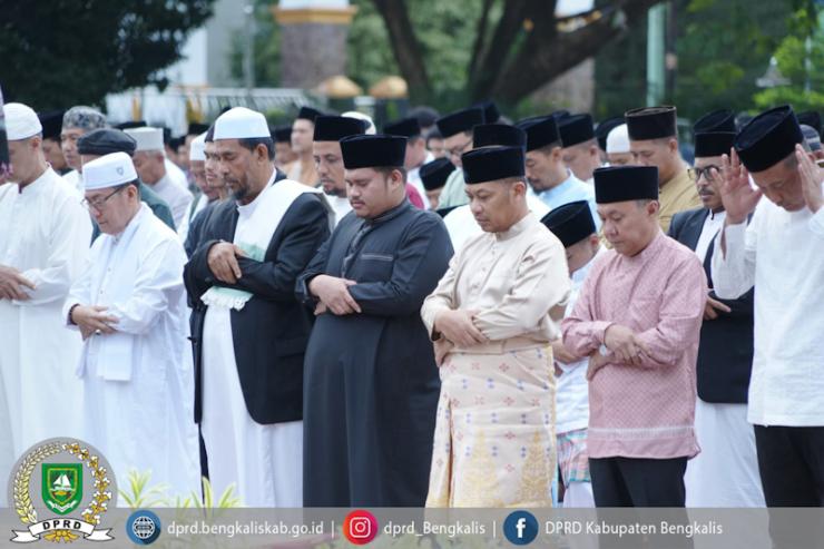 Ketua DPRD Bengkalis Ikuti Shalat Idul Adha bersama Ribuan Masyarakat