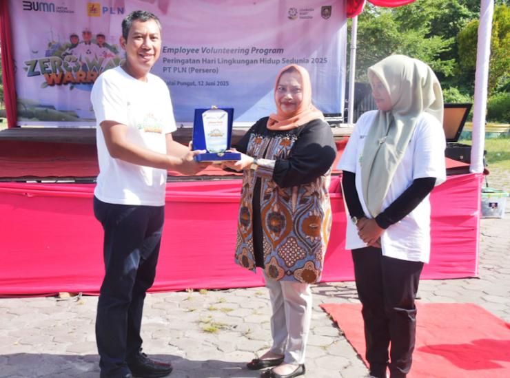 Bupati Kasmarni Sambut Baik dan Apresiasi Kegiatan Aksi Peduli Lingkungan PT. PLN Persero 