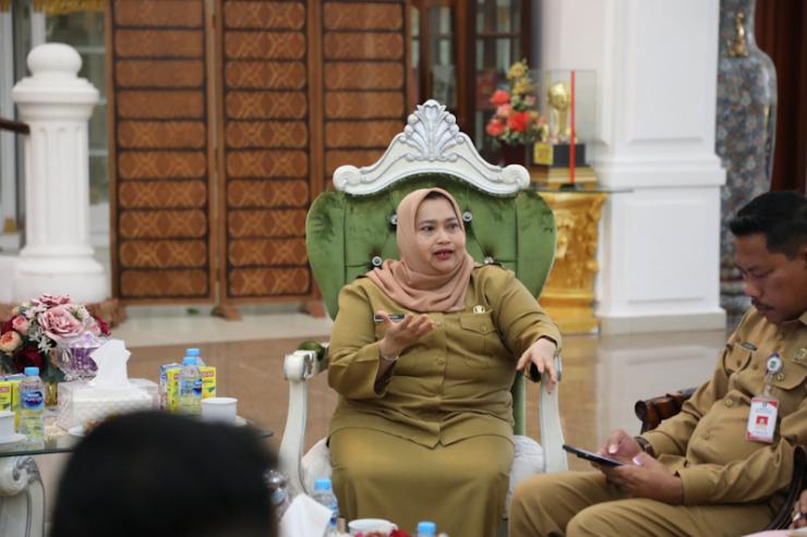 Dukung Pemasangan Plang Kawasan Hutan, Bupati Kasmarni Minta Masyarakat Tidak Buat Aktivitas Baru