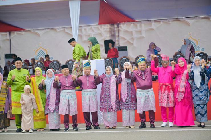 Ribuan Peserta Tumpah Ruah, Gubernur Riau Lepas Pawai Taaruf MTQ Provinsi Riau Ke-43