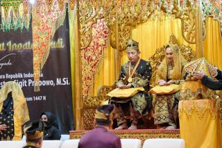 Kapolri Terima Penganugerahan Adat Ingatan Budi Dari LAM Riau, Bupati Bengkalis Hadiri Prosesi Penganugerahan