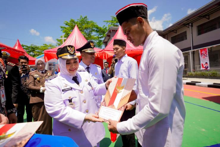 Remisi Momentum Perbaikan Diri, HUT Ke-80 RI Wujudkan Semangat Persatuan dan Kemajuan Bangsa, Bupati Kasmarni Serahkan Surat Keputusan