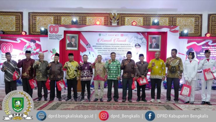 Bobby Kurniawan Wakili Ketua DPRD Bengkalis pada Prosesi Penurunan Bendera HUT ke-80 RI