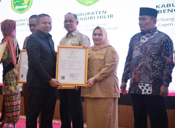 Hadiri Riau Investment Forum 2025, Bupati Bengkalis Terima Dua Penghargaan
