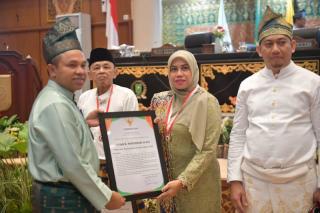 Gubernur Riau Anugerahkan Penghargaan Kepada Syekh H Muhammad Yusuf dan H Arsyad MS Tokoh Pejuang Asal Kabupaten Bengkalis 
