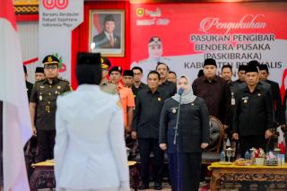 Bupati Kasmarni Kukuhkan 36 Anggota Paskibraka HUT Ke-80 RI Kabupaten Bengkalis