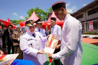 Remisi Momentum Perbaikan Diri, HUT Ke-80 RI Wujudkan Semangat Persatuan dan Kemajuan Bangsa, Bupati Kasmarni Serahkan Surat Keputusan