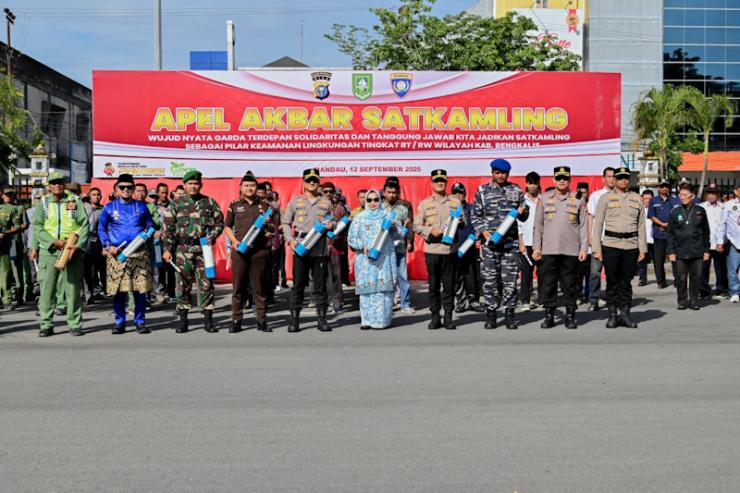 Hadiri Apel Akbar Satkamling, Bupati Kasmarni : Kebersamaan Dan Kepedulian Adalah Kunci