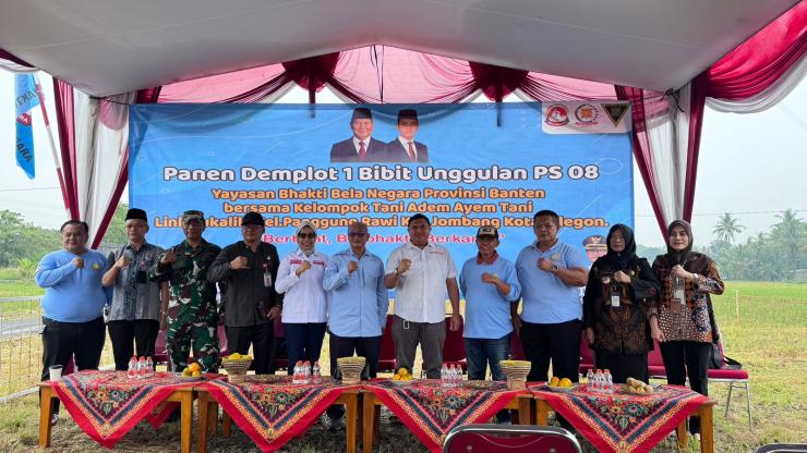 Yayasan Bhakti Bela Negara Provinsi Banten dan Poktan Adem Ayem Tani Gelar Panen Demplot PS-08 Capai 9 Ton per Hektar