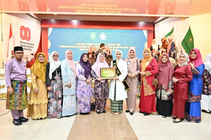 Bunda PAUD Kabupaten Bengkalis Kasmarni Terima Penghargaan Inspirator Parenting Positif