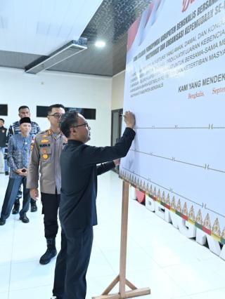 Bupati Bengkalis Ikut Membacakan Empat Poin Utama Ikrar Deklarasi Damai