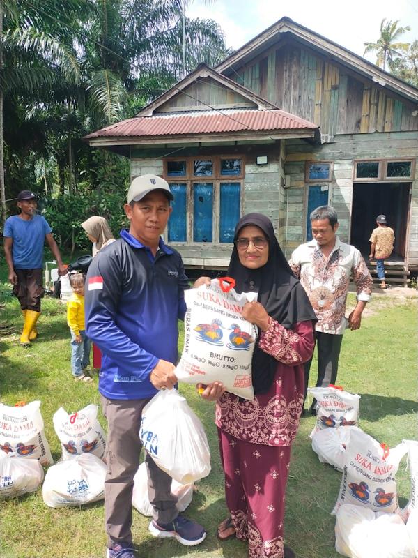 PLN Bengkalis dan FW-RPG Salurkan 31 Paket Sembako Gratis Ke Warga Kurang Mampu