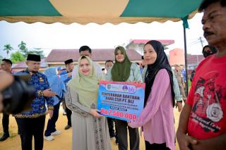 Pemerintah Kabupaten Bengkalis Salurkan Bantuan Uang Tunai Untuk Korban Puting Beliung di Duri Kecamatan Mandau