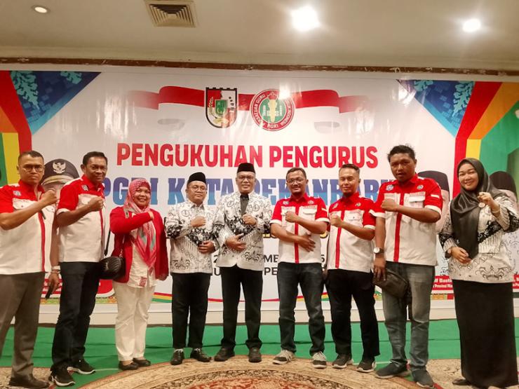 PGRI Pekanbaru Kukuhkan Pengurus Baru 2025-2030; Fokus Perkuat Solidaritas dan Kesejahteraan Guru ?Pekanbaru