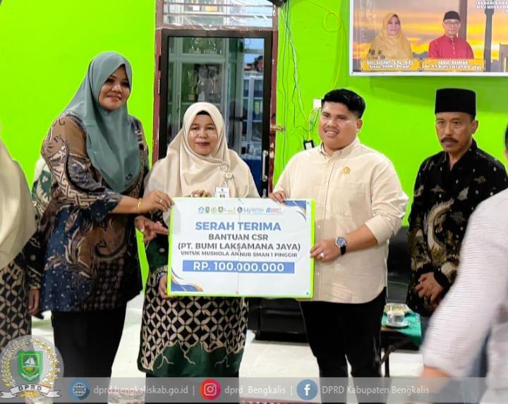 DPRD Bengkalis Apresiasi PT BLJ, Serahkan Bantuan CSR Rp 100 Juta untuk Musholla An Nur SMAN 1 Pinggir